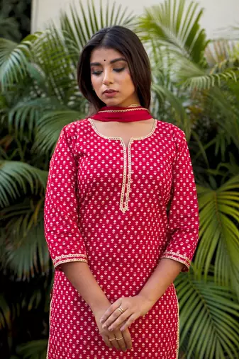 Red booti gold kurta dupatta set (set of 3)