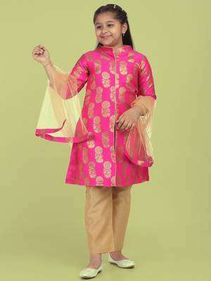 Saka designs fuchsia kurta in jaquard with gold pants and dupatta 2