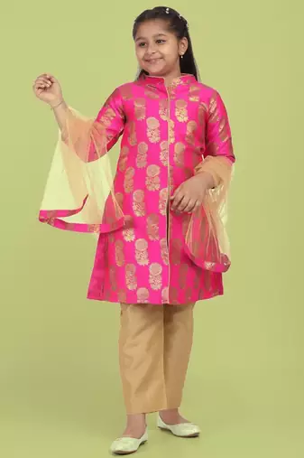 Saka designs fuchsia kurta in jaquard with gold pants and dupatta
