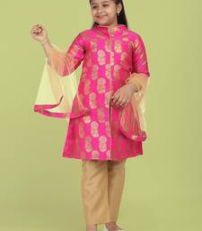 Saka designs fuchsia kurta in jaquard with gold pants and dupatta