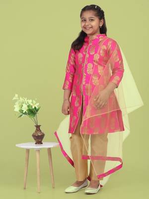 Saka designs fuchsia kurta in jaquard with gold pants and dupatta 1