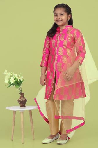 Saka designs fuchsia kurta in jaquard with gold pants and dupatta