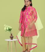 Saka designs fuchsia kurta in jaquard with gold pants and dupatta