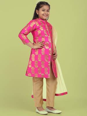 Saka designs fuchsia kurta in jaquard with gold pants and dupatta 3
