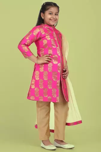 Saka designs fuchsia kurta in jaquard with gold pants and dupatta