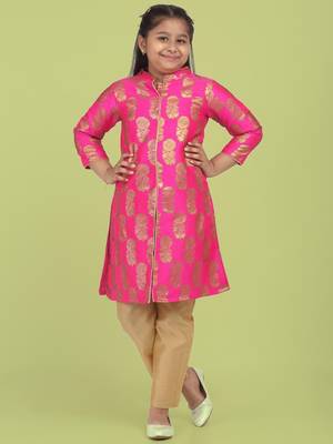 Saka designs fuchsia kurta in jaquard with gold pants and dupatta 4