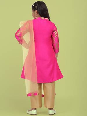Saka designs fuchsia kurta in jaquard with gold pants and dupatta 5