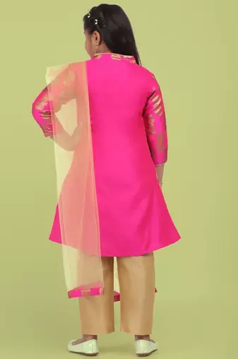 Saka designs fuchsia kurta in jaquard with gold pants and dupatta