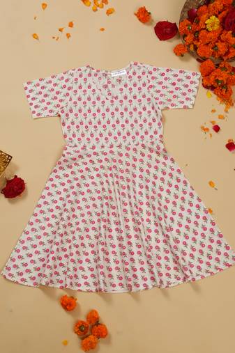 Saka designs girls' knee-length floral printed rayon kurta