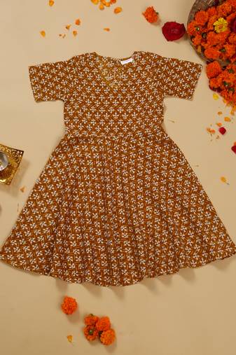Saka designs girls' knee-length floral printed rayon kurta