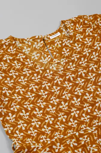 Saka designs girls' knee-length floral printed rayon kurta