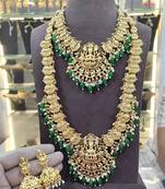 Exquisite traditional gold-plated necklace set with emerald beads