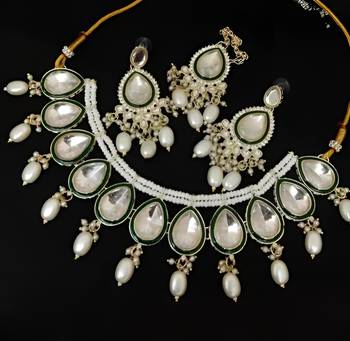 Elegant pearl & emerald royal Necklace :: set 1