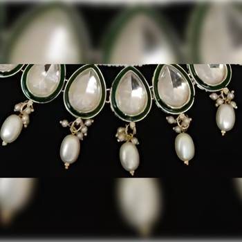 Elegant pearl & emerald royal Necklace :: set 2