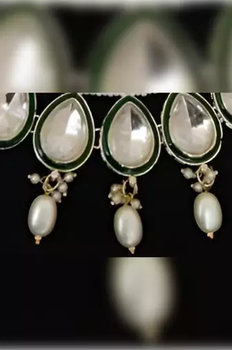 Elegant pearl & emerald royal Necklace :: set