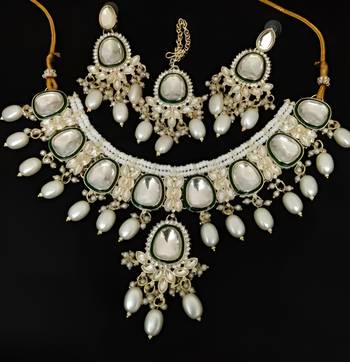 Exquisite pearl and emerald Necklace :: set 1