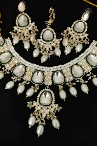 Exquisite pearl and emerald necklace set