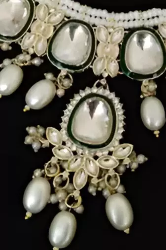 Exquisite pearl and emerald Necklace :: set