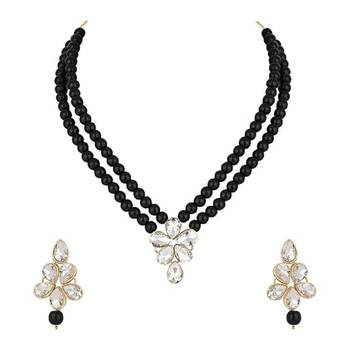 Gold plated traditional kundan & pearl studded necklace jewellery set for women  5