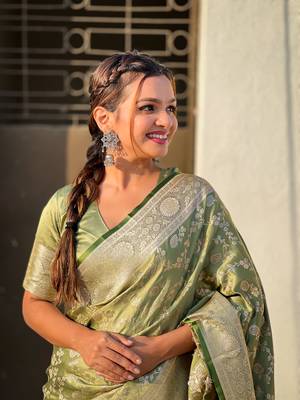 Green banarasi jaal satin silk pink zari woven saree 4