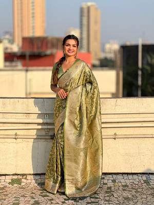 Green banarasi jaal satin silk pink zari woven saree 1
