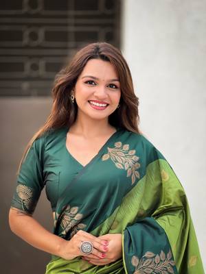 Iguana green soft silk floral border contrast zari woven saree 4
