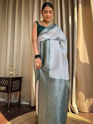 Woven silk blend Saree With Blouse 2