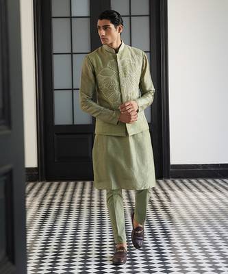 Bandi in varied petals emb with kurta and pants 1