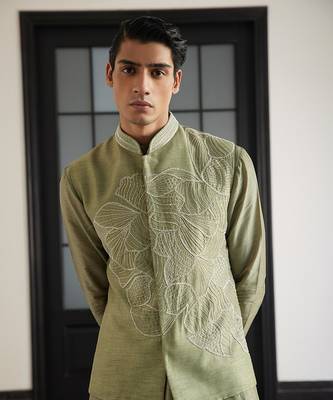Bandi in varied petals emb with kurta and pants 2