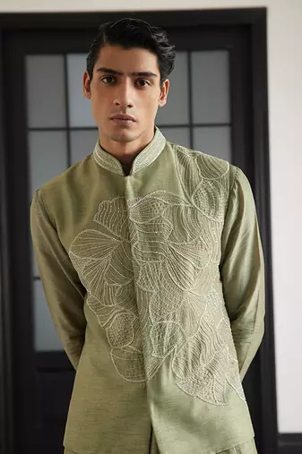 Bandi in varied petals emb with kurta and pants