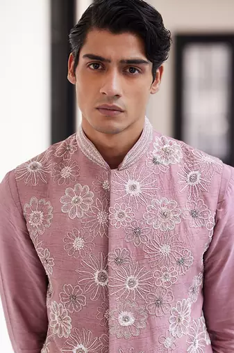 Bandi in cluster flower emb with kurta and pants