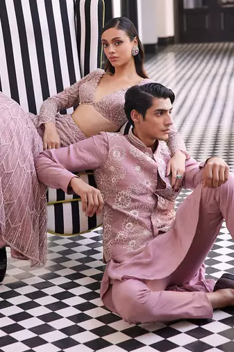 Bandi in cluster flower emb with kurta and pants