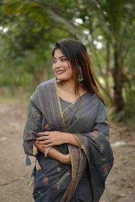 Grey Khadi Tussar Silk Saree With Thread Work And Multicolour Kantha Stitch Border With Blouse 3