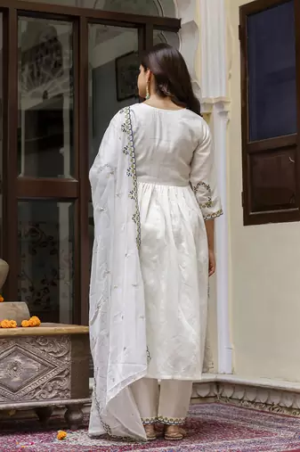 Trendmalls Trendmalls Off-White Chanderi Floral Embroidery Salwar Suit Kurta Pant with Dupatta Set