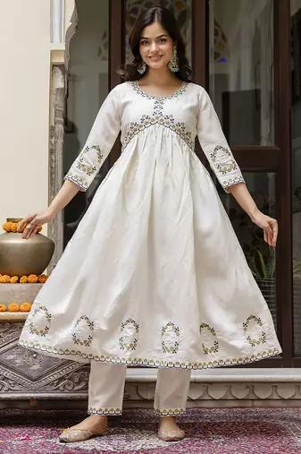 Trendmalls Trendmalls Off-White Chanderi Floral Embroidery Salwar Suit Kurta Pant with Dupatta Set