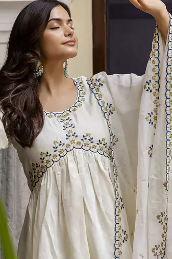 Trendmalls Trendmalls Off-White Chanderi Floral Embroidery Salwar Suit Kurta Pant with Dupatta Set