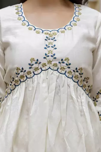 Trendmalls Trendmalls Off-White Chanderi Floral Embroidery Salwar Suit Kurta Pant with Dupatta Set