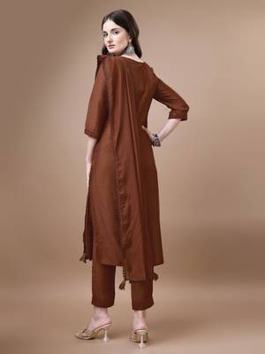 Amber orange embroidered silk blend  Kurta pant  with dupatta set 2