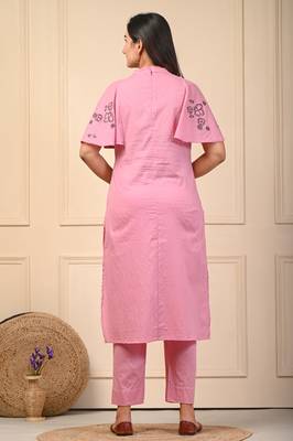Pink floral dobby cotton kurta set with elegant embroidery 4