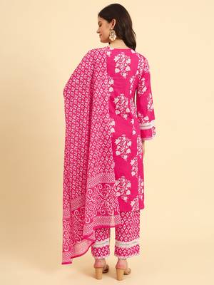  pure cotton pakistani kurta set with pant & dupatta with lace detailing 3