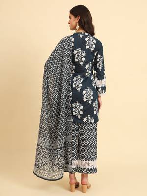  pure cotton pakistani style kurta set with pant & dupatta with lace detailing 3