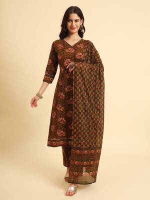  green pure cotton floral,sequins work kurta set with dupatta 1