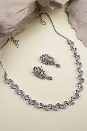 Silver plated sleek ad necklace set