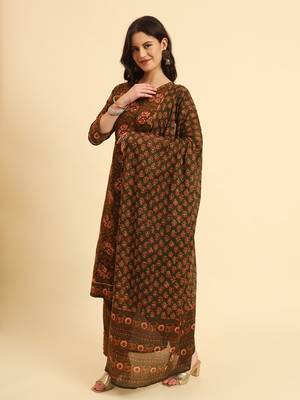  green pure cotton floral,sequins work kurta set with dupatta 2