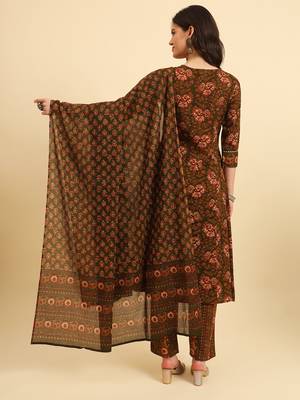  green pure cotton floral,sequins work kurta set with dupatta 3