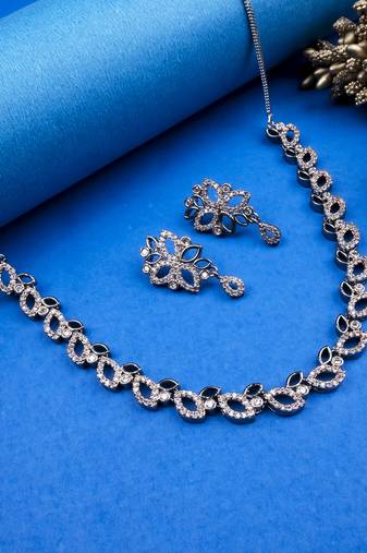 Black plating sleek ad necklace set