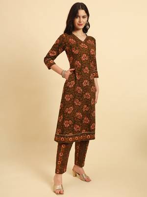  green pure cotton floral,sequins work kurta set with dupatta 5