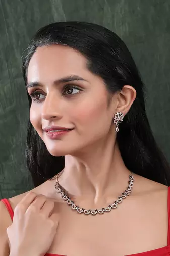 Black plating sleek ad necklace set