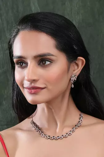 Black plating sleek ad necklace set