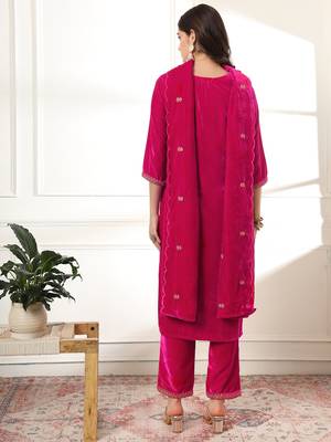 velvet pink kurta dupatta set with embroidery 3